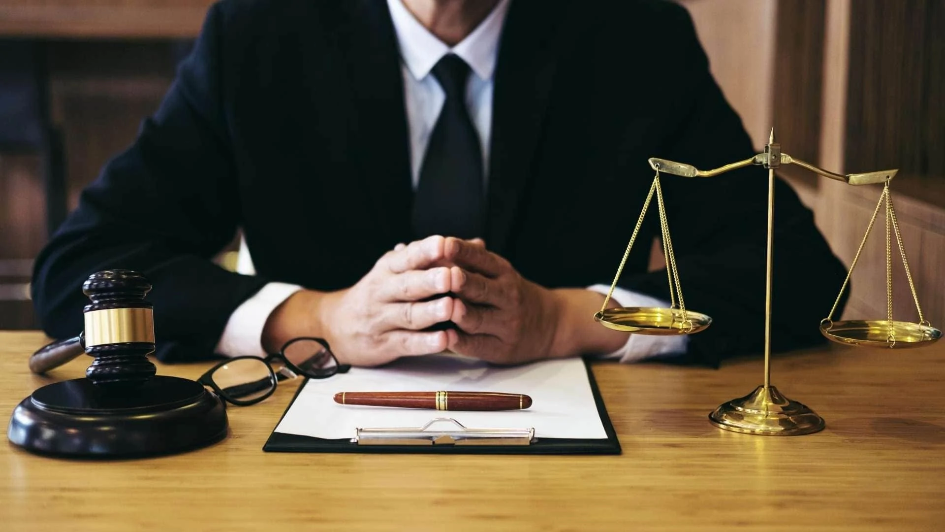 Kdo je to (právní) zástupce a jaký rozdíl je mezi právníkem a advokátem? |  AZ LEGAL